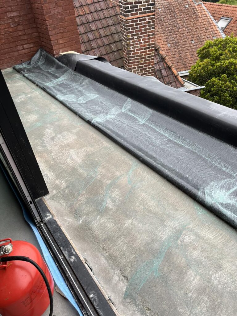 plaatsing EPDM uit één geheel op platdak bij nieuwbouw project klant in Wallonie