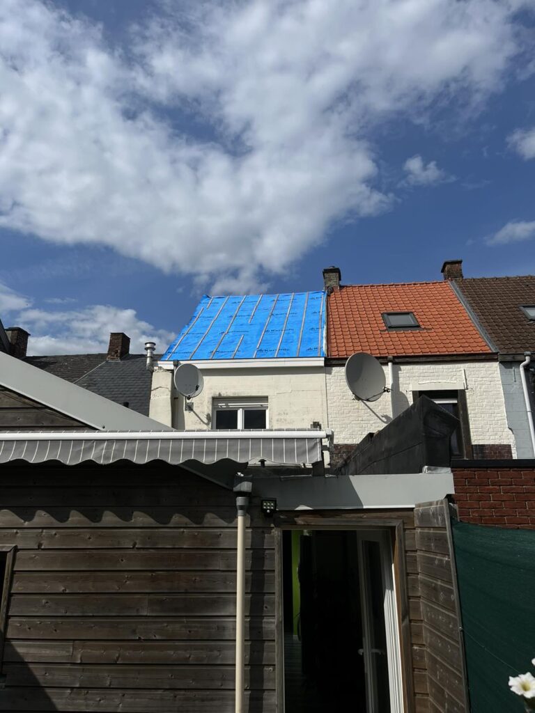 renovatie hellend dak bij klant in ronse, aanbrengen panlatten, plaatsing isolatie en pannendak leggen